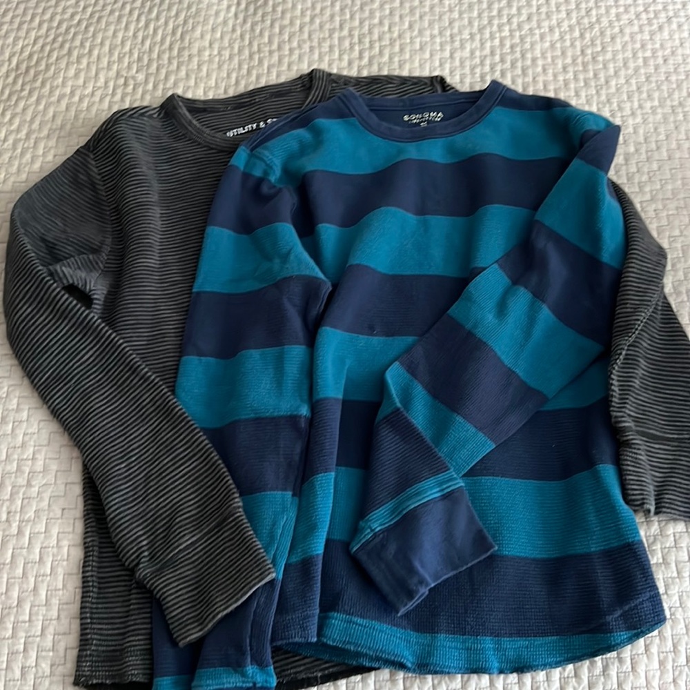 Men’s long sleeve waffle knit style tops. Size M